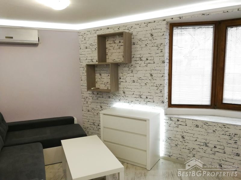 Appartamento artistico con una camera da letto in vendita a Varna