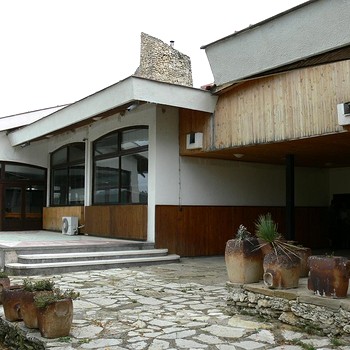 Big Residence su un lago per la vendita, la casa sul lago con grande appezzamento di terreno