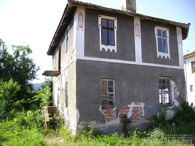 Casa di vecchio sistema vicino Tzarevo