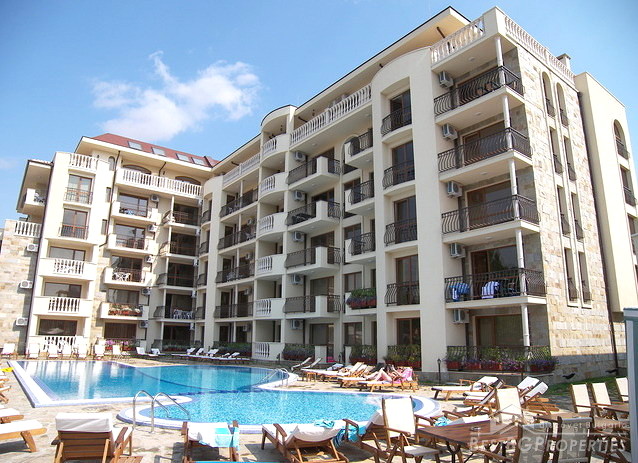 Complesso di appartamento fantastico nella spiaggia esposta al sole popolare di resort di Mar Nero