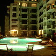 Complesso di appartamento fantastico nella spiaggia esposta al sole popolare di resort di Mar Nero