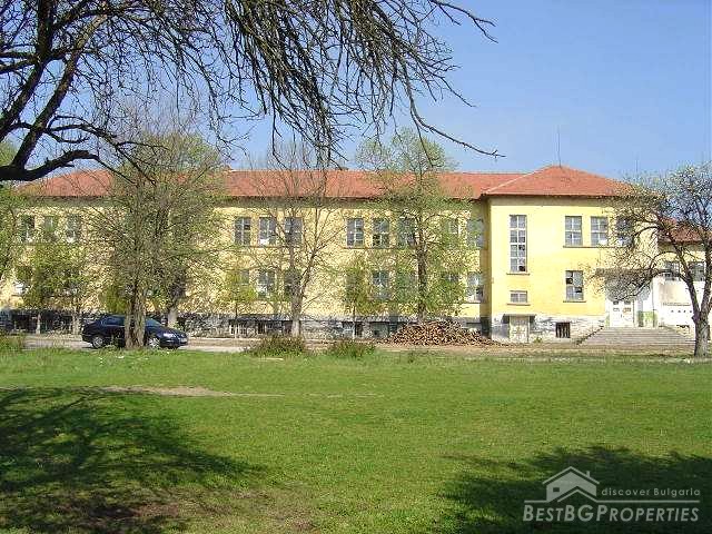 Ex scuola in vendita vicino a Kula