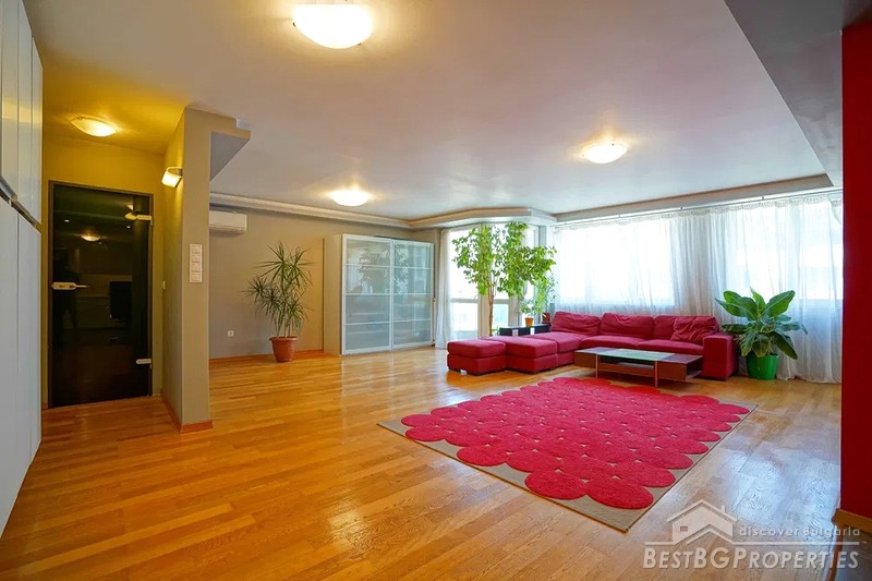 Enorme appartamento completamente arredato in vendita a Sofia