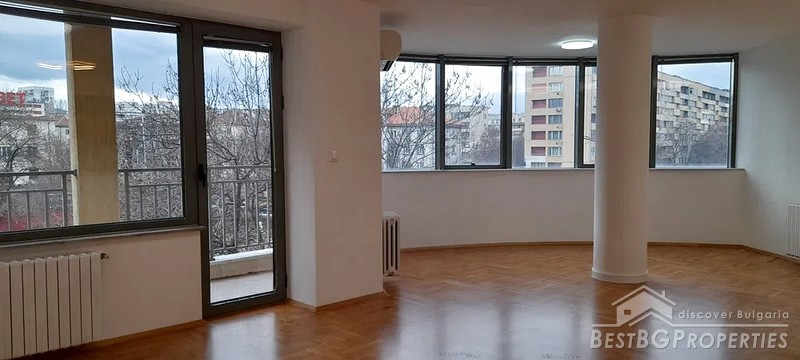 Enorme appartamento luminoso in vendita a Sofia
