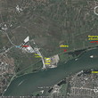 Terra ad una cima l`ubicazione vicino a nuovo ponte sopra Danubio