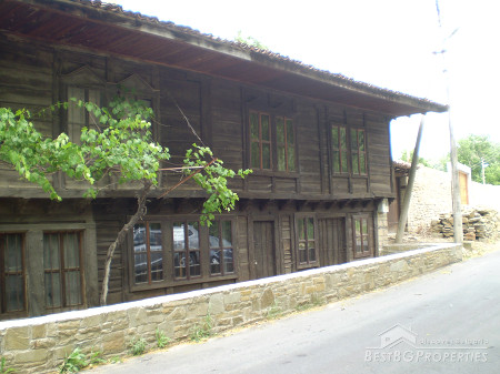 Casa bella costruita nello stile bulgaro vecchio