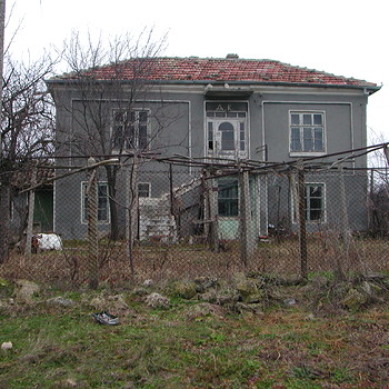 Casa vecchia con il recinto enorme