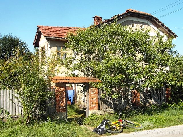 Casa di villaggio vecchia con Troyan vicino enorme di recinto