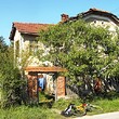 Casa di villaggio vecchia con Troyan vicino enorme di recinto