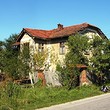 Casa di villaggio vecchia con Troyan vicino enorme di recinto