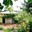 Casa bello di un piano in un villaggio ben organizzato