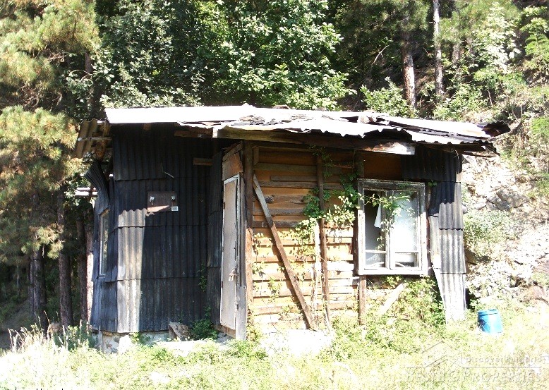 Appezzamento di terreno regolamentato con una piccola casa in vendita vicino a Sofia