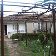Casa rurale con il recinto enorme con le viti