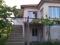 Negozio e una casa in vendita vicino a Karnobat