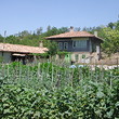 Casa solida con alcuni vicini enormi di recinto Shoumen