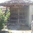 Casa solida con alcuni vicini enormi di recinto Shoumen