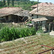 Casa solida con alcuni vicini enormi di recinto Shoumen
