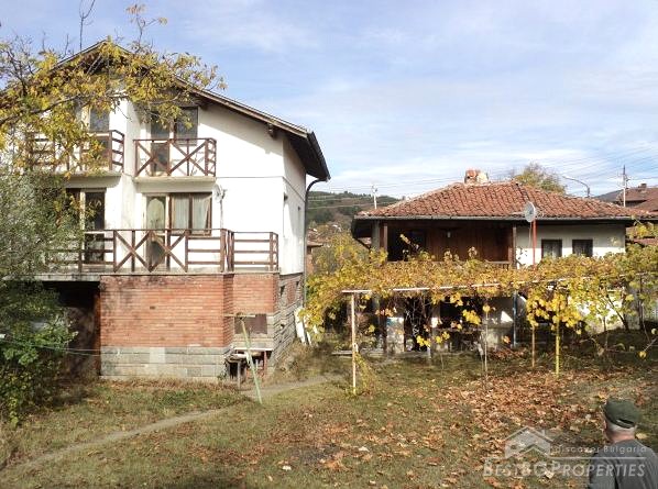 Due case in vendita su un terreno condiviso di terreno vicino a Sofia