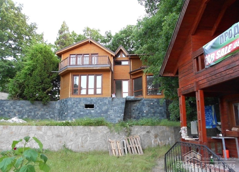 Due case su un terreno comune del territorio a Varna