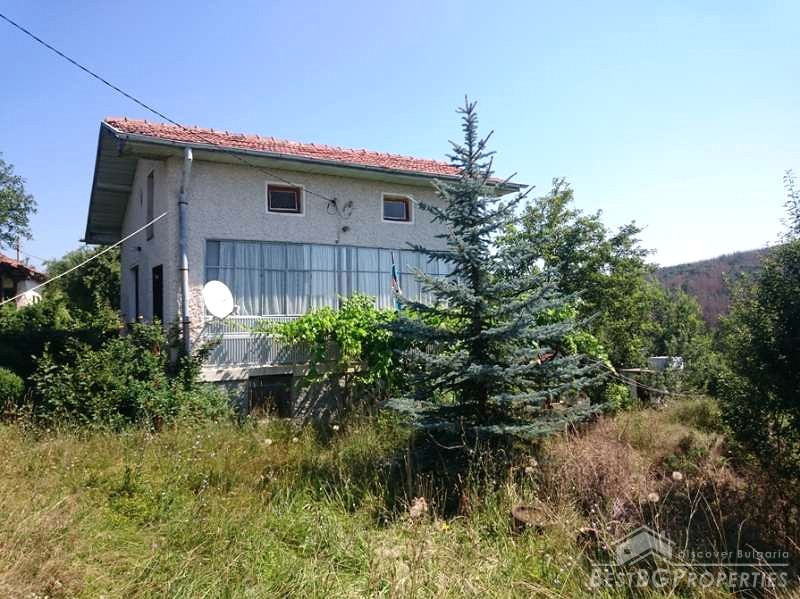 Due case su un terreno condiviso di terreno vicino a Radomir
