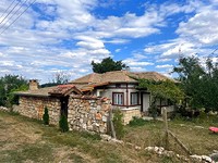 Due case che condividono un cortile in vendita vicino a Dobrich