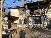 Due case che condividono un cortile in vendita vicino a Varna e al mare