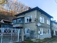 Casa di mattoni a due piani situata a Gabrovo