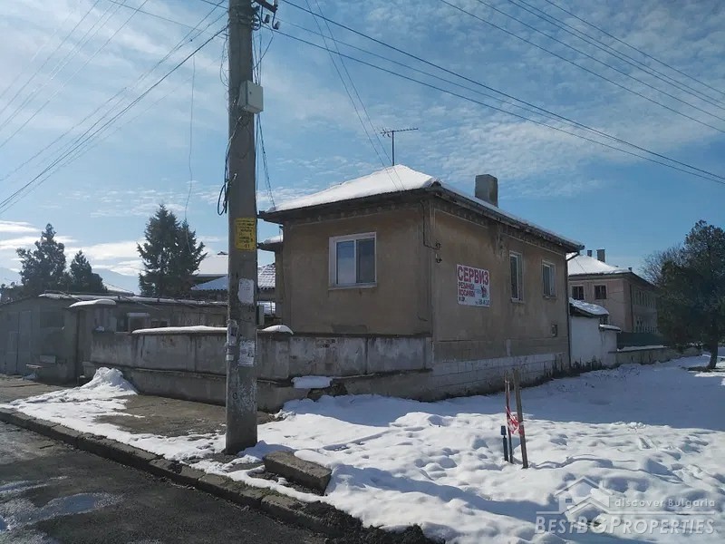 Casa a due piani in buone condizioni in vendita vicino ad Asenovgrad