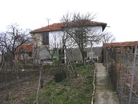 Due piani casa rurale in vendita vicino al fiume 
