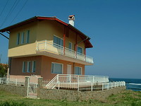 Due casa di piano con la vista di mare