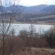 Terra sul lago di diga di Sopot