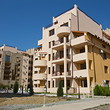 Nuovi appartamenti di edificio nella spiaggia esposta al sole