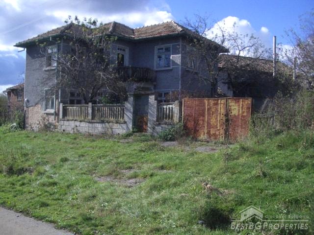 Vecchia casa con ampio terreno vicino Omurtag