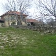 Casa vecchia accanto ad una fortezza romana