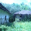 Casa rurale vecchia con il giardino spazioso