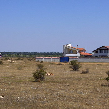 Trami costeggi sul mare il golf course vicino