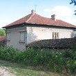 Casa dall`aspetta buona con il lago vicino grande di giardino