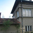 Casa dall`aspetta buona con il lago vicino grande di giardino