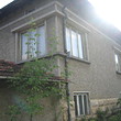 Casa dall`aspetta buona con il lago vicino grande di giardino