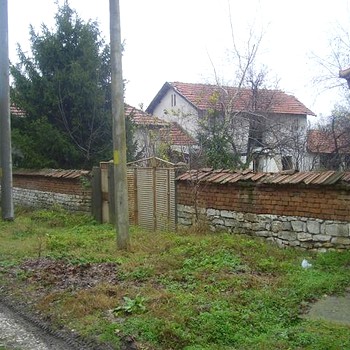 Due case in un appezzamento di terreno