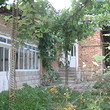 Due case con il giardino comune