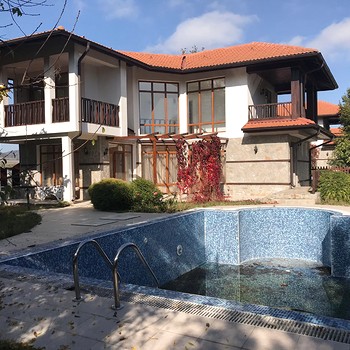 3 camere da letto, 3 bagni, villa completamente arredata in riva al mare