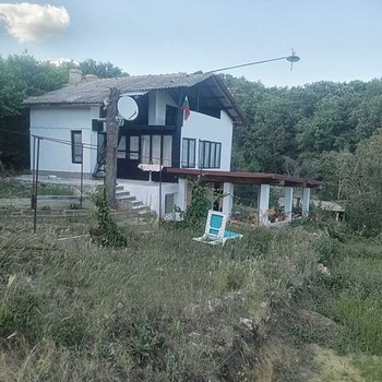 Una casa in vendita con un panorama unico sulla foresta vicino al mare