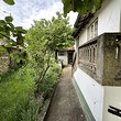 Una casa con un ampio cortile in vendita in un villaggio vicino a Veliko Tarnovo