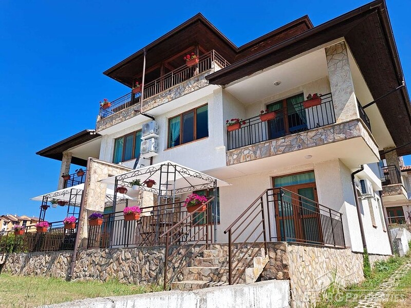 Splendida casa vacanze in vendita a Saint Vlas