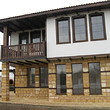 Marchi nuova casa nello stile bulgaro tradizionale vecchio
