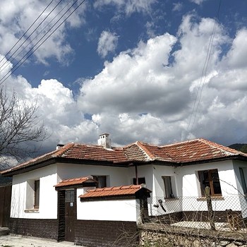 Casa di campagna in vendita vicino a Hissarya