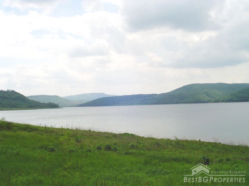 Sviluppo del territorio per la vendita su un lago vicino a Varna