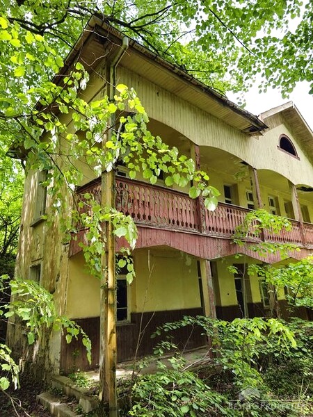 Ex hotel in vendita sulle montagne vicino a Gabrovo