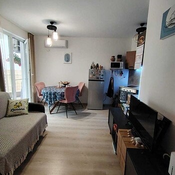 Appartamento arredato con una camera da letto in vendita sul mare